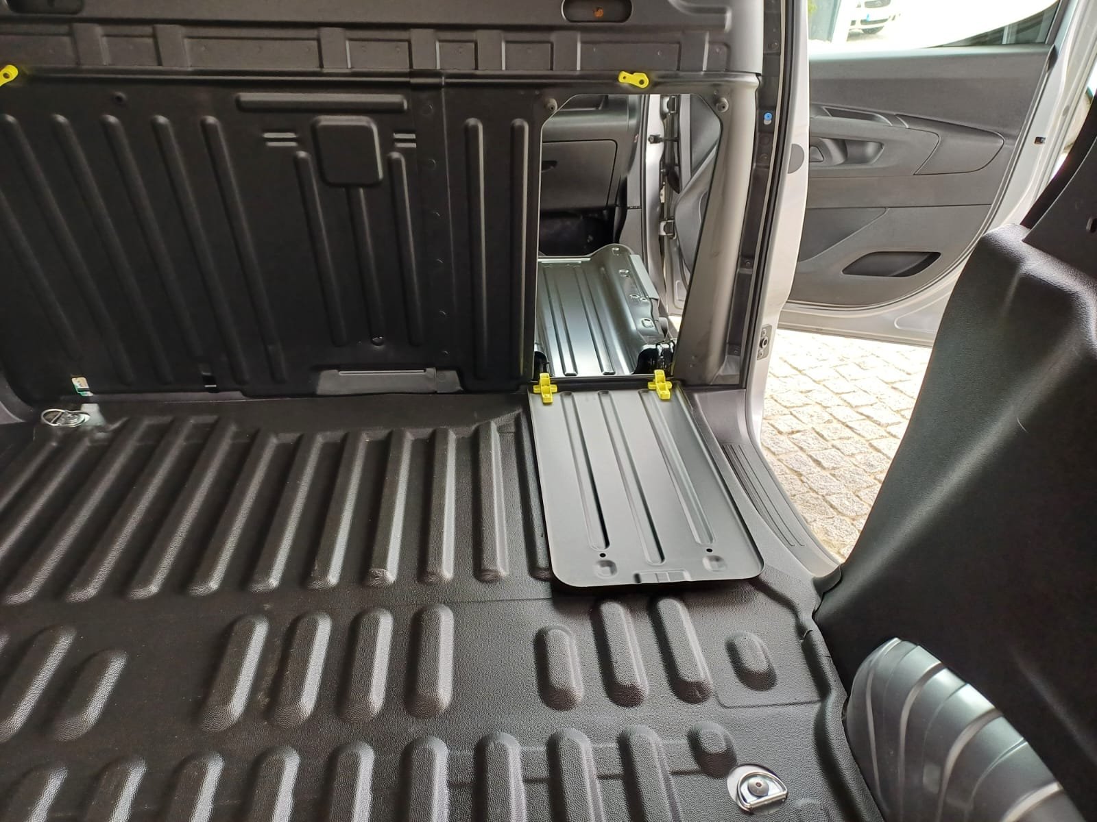 
								Peugeot Partner 1.5 blue hdi full									