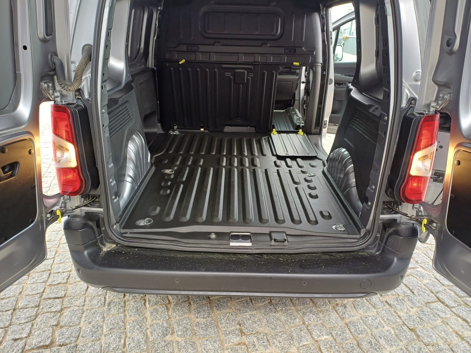 
								Peugeot Partner 1.5 blue hdi full									