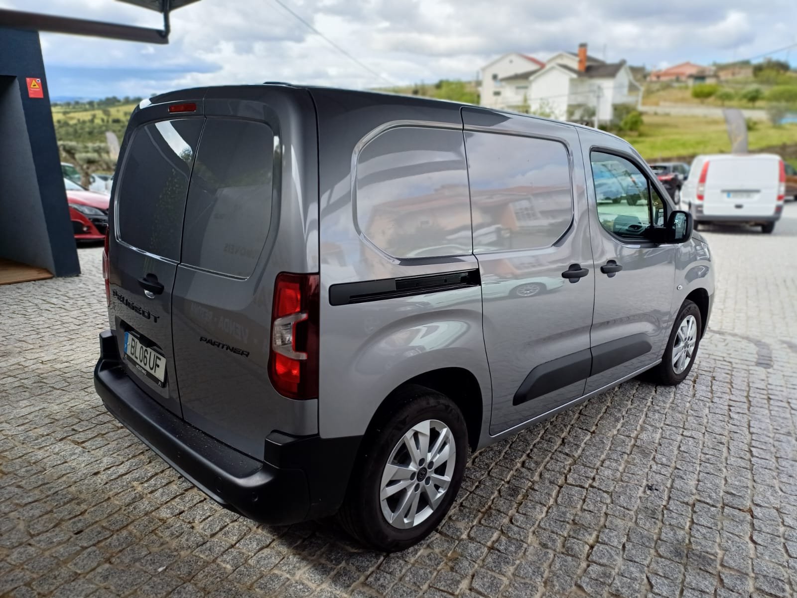 
								Peugeot Partner 1.5 blue hdi full									
