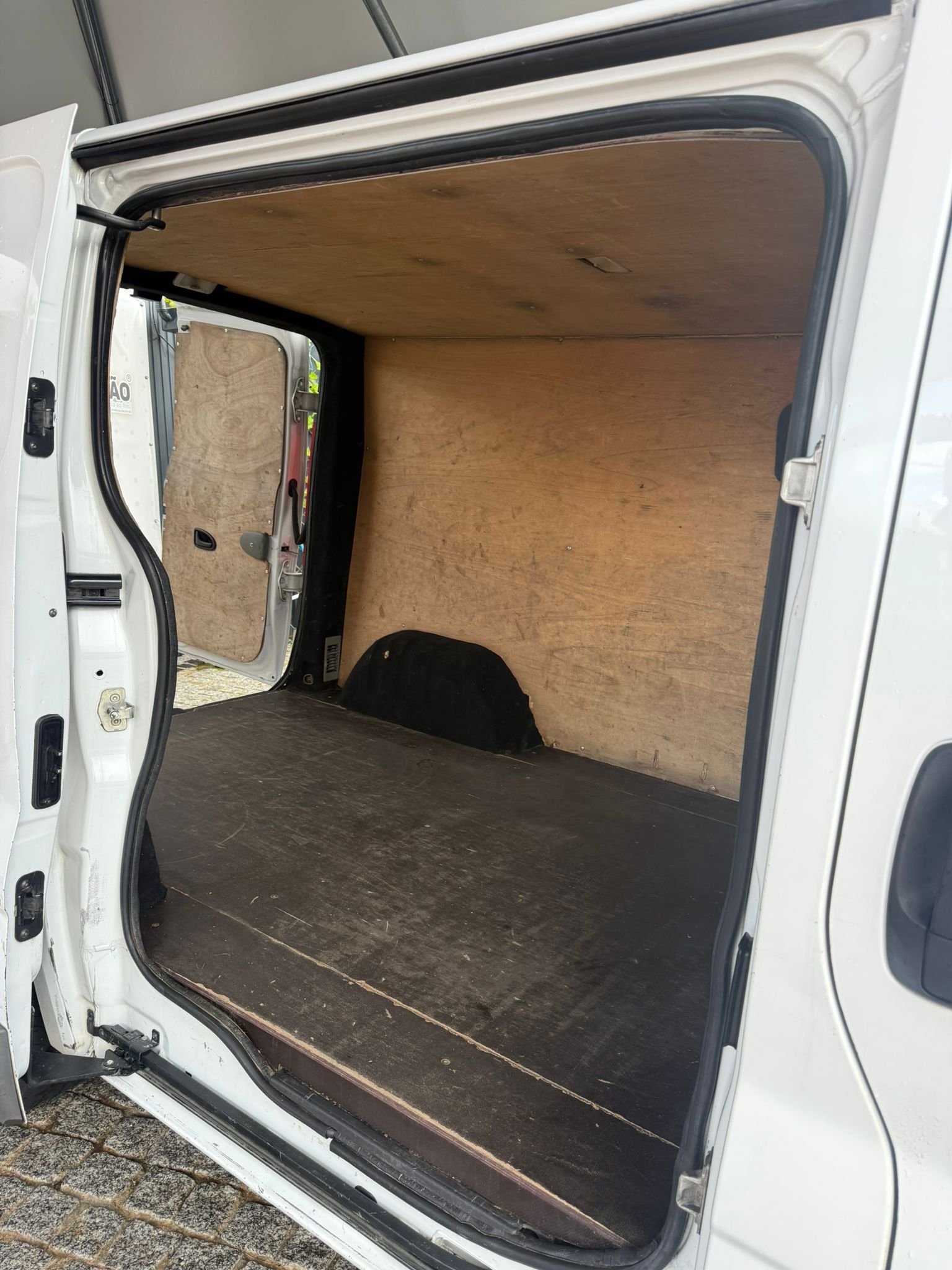 
								RENAULT TRAFIC completo									