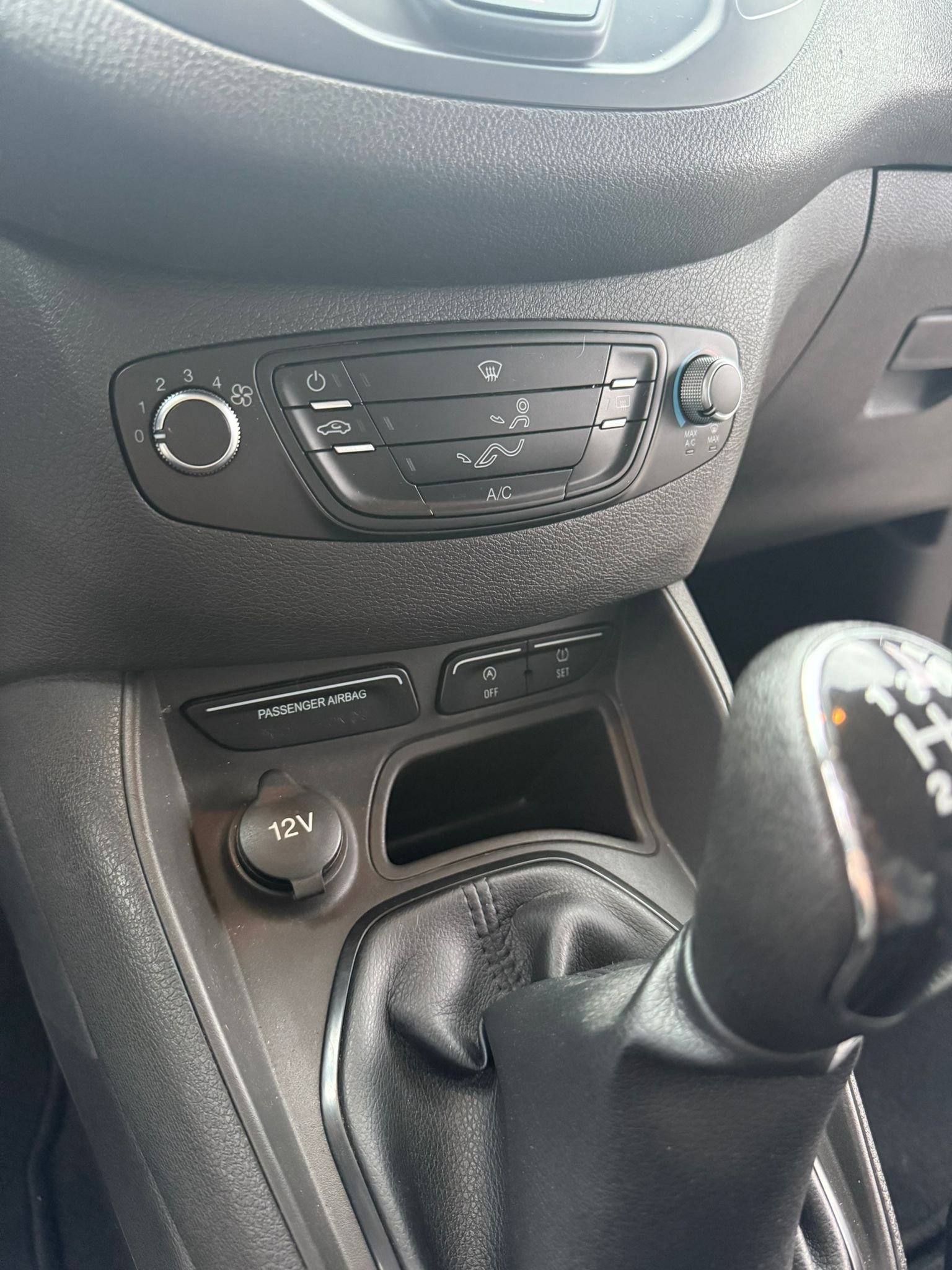 
								FORD TOURNEO COURIER 2015 completo									