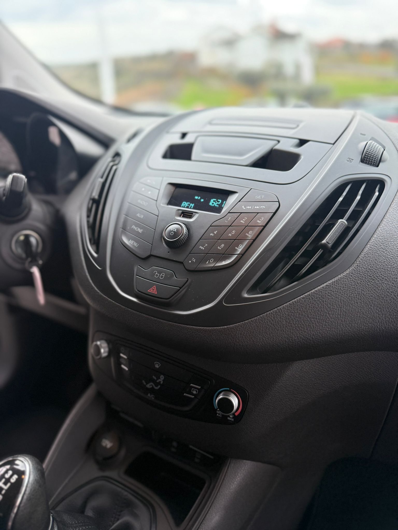 
								FORD TOURNEO COURIER 2015 completo									