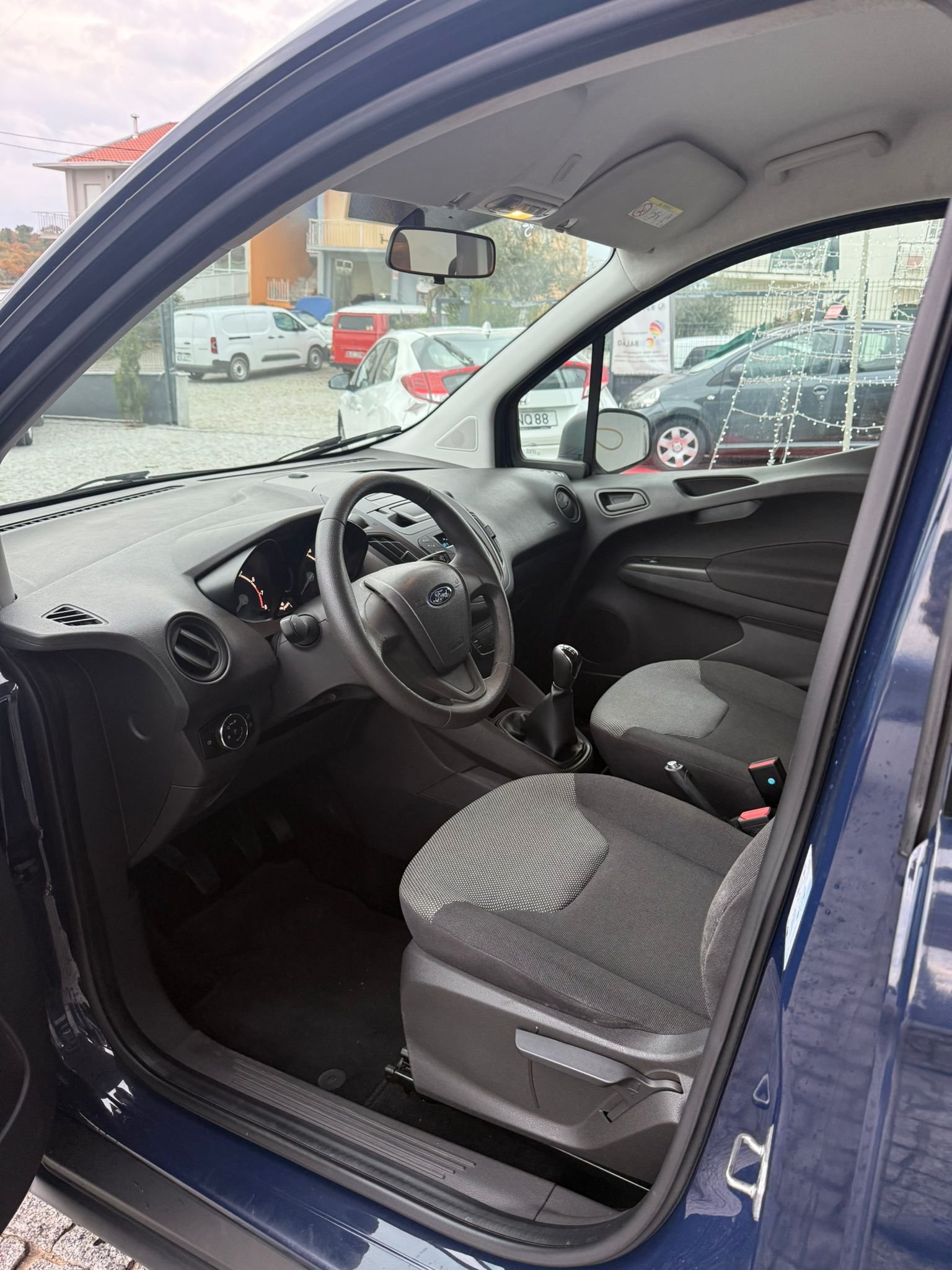 
								FORD TOURNEO COURIER 2015 completo									