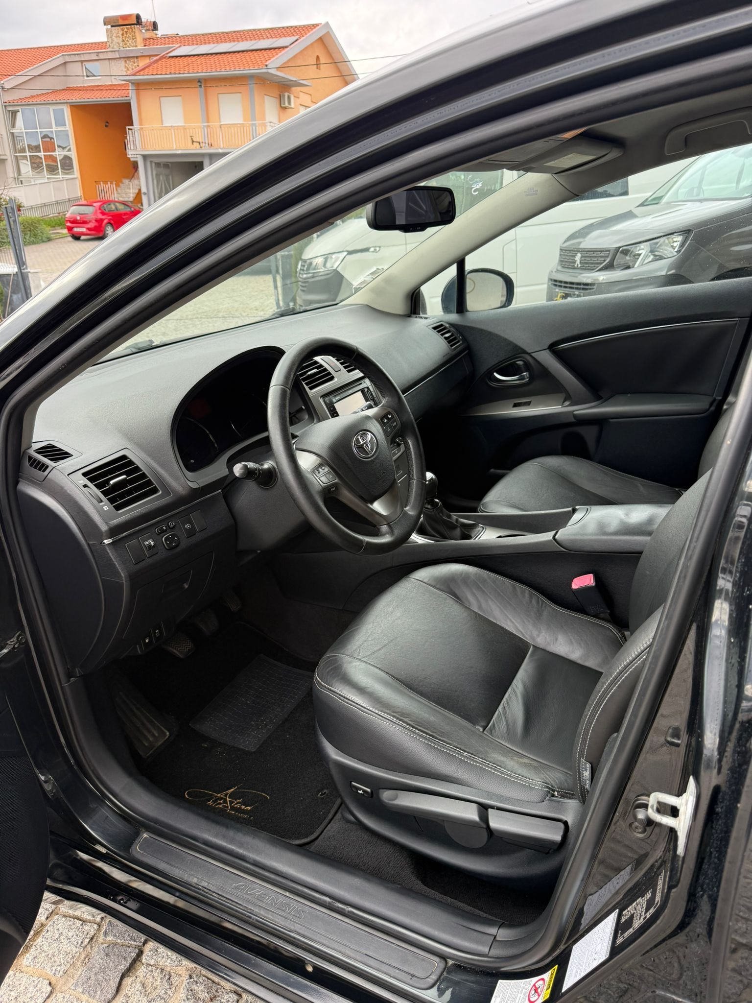 
								TOYOTA AVENSIS 2010 completo									