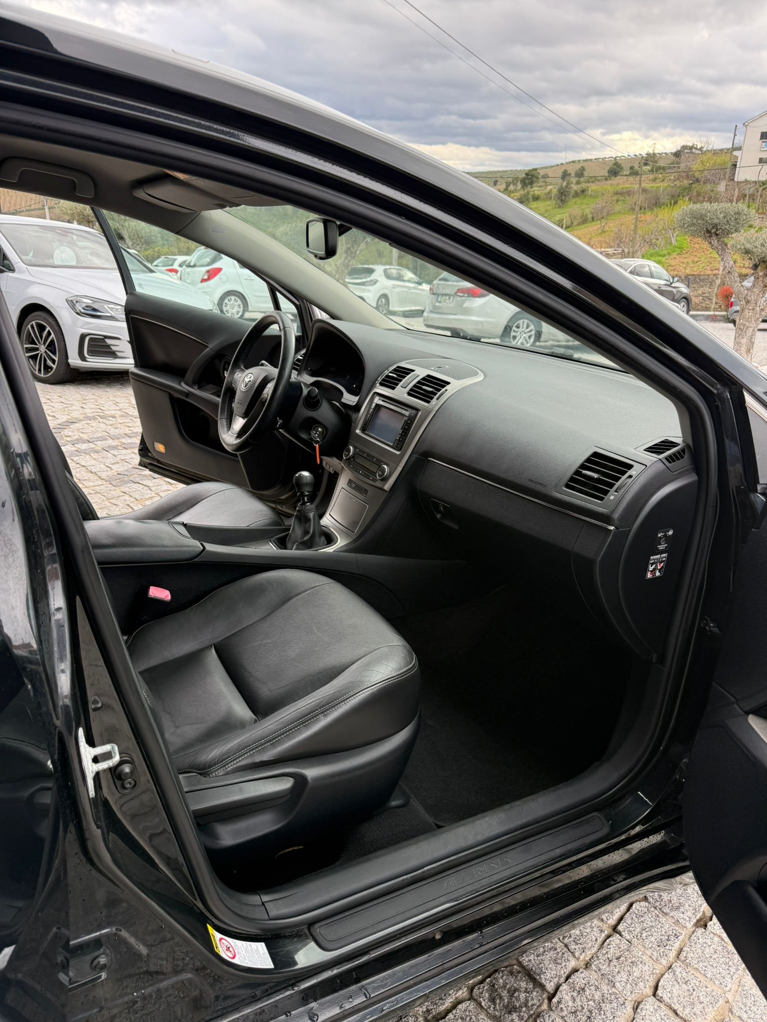 
								TOYOTA AVENSIS 2010 completo									