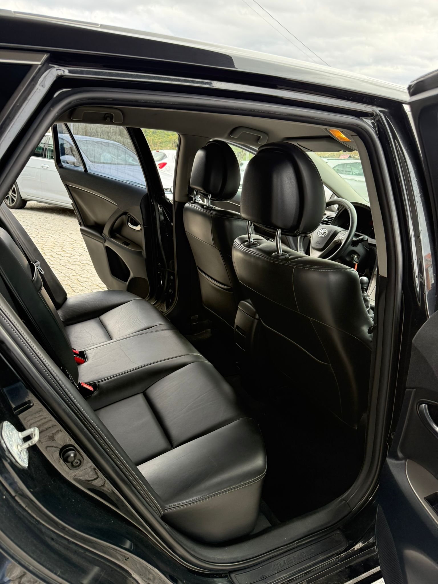 
								TOYOTA AVENSIS 2010 completo									