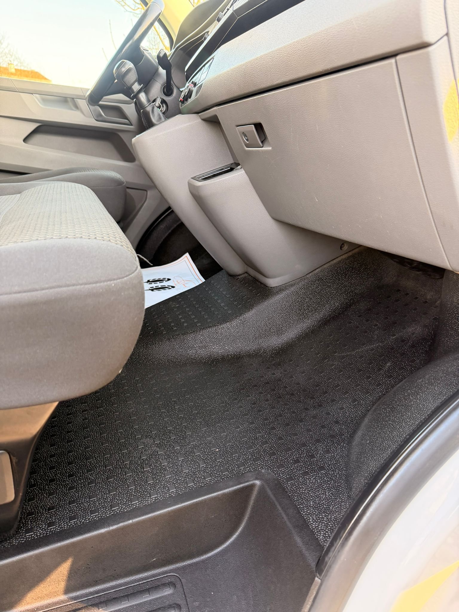 
								VW TRANSPORTER 6 LUGARES 2020 completo									