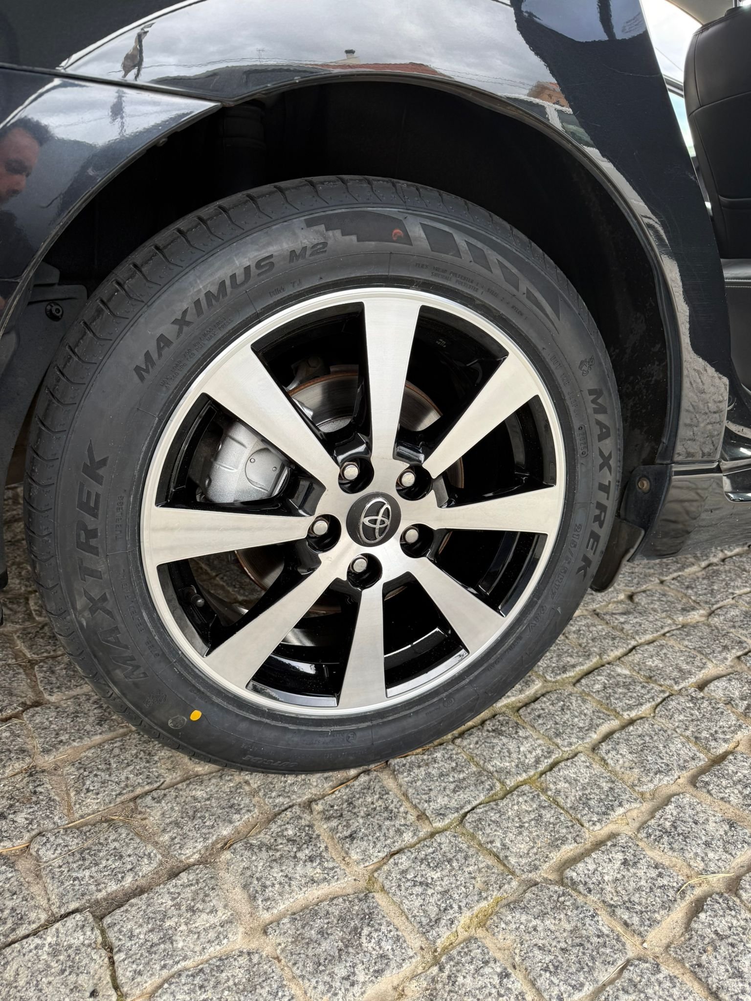 
								TOYOTA AVENSIS 2010 completo									