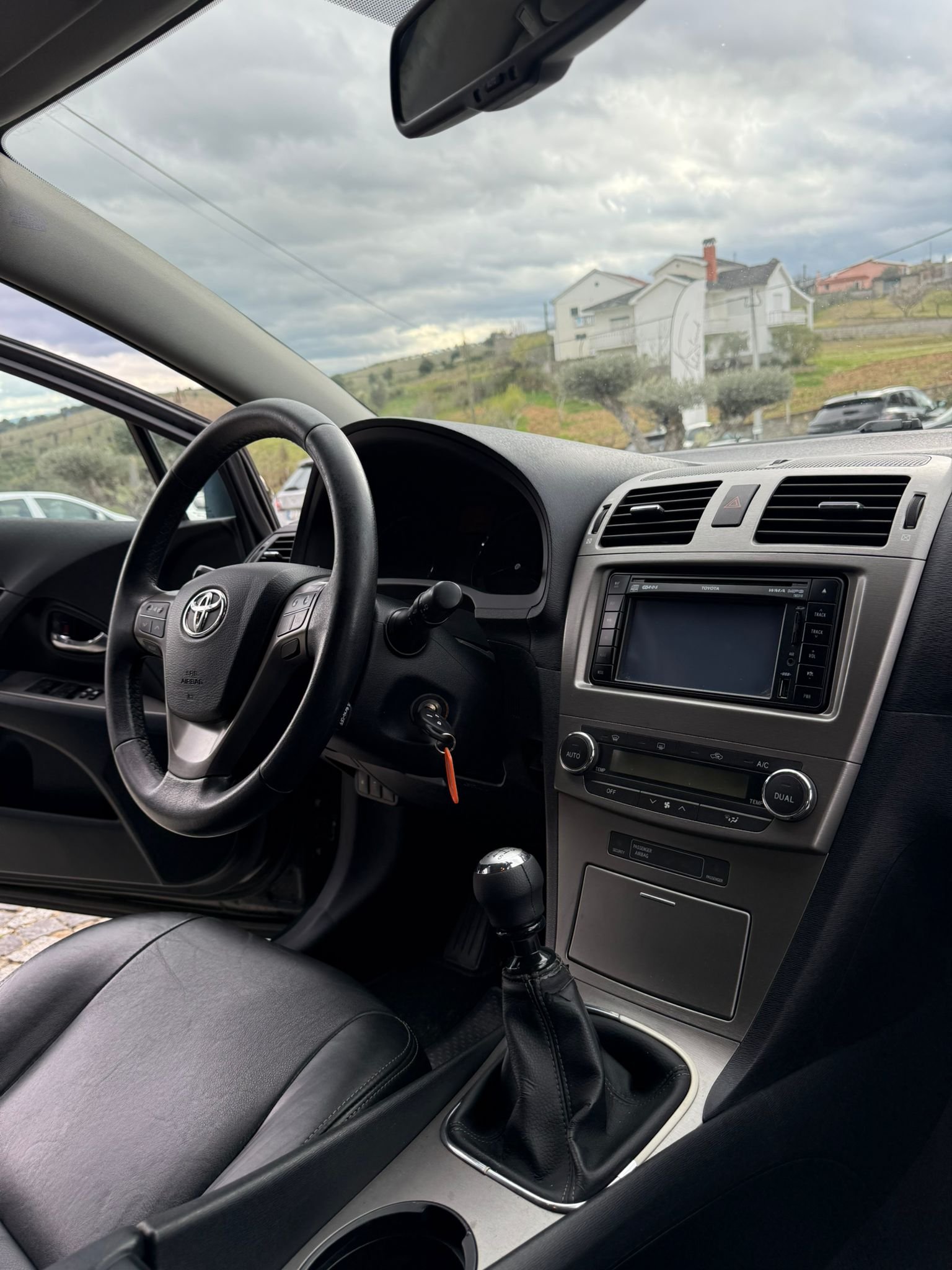 
								TOYOTA AVENSIS 2010 completo									