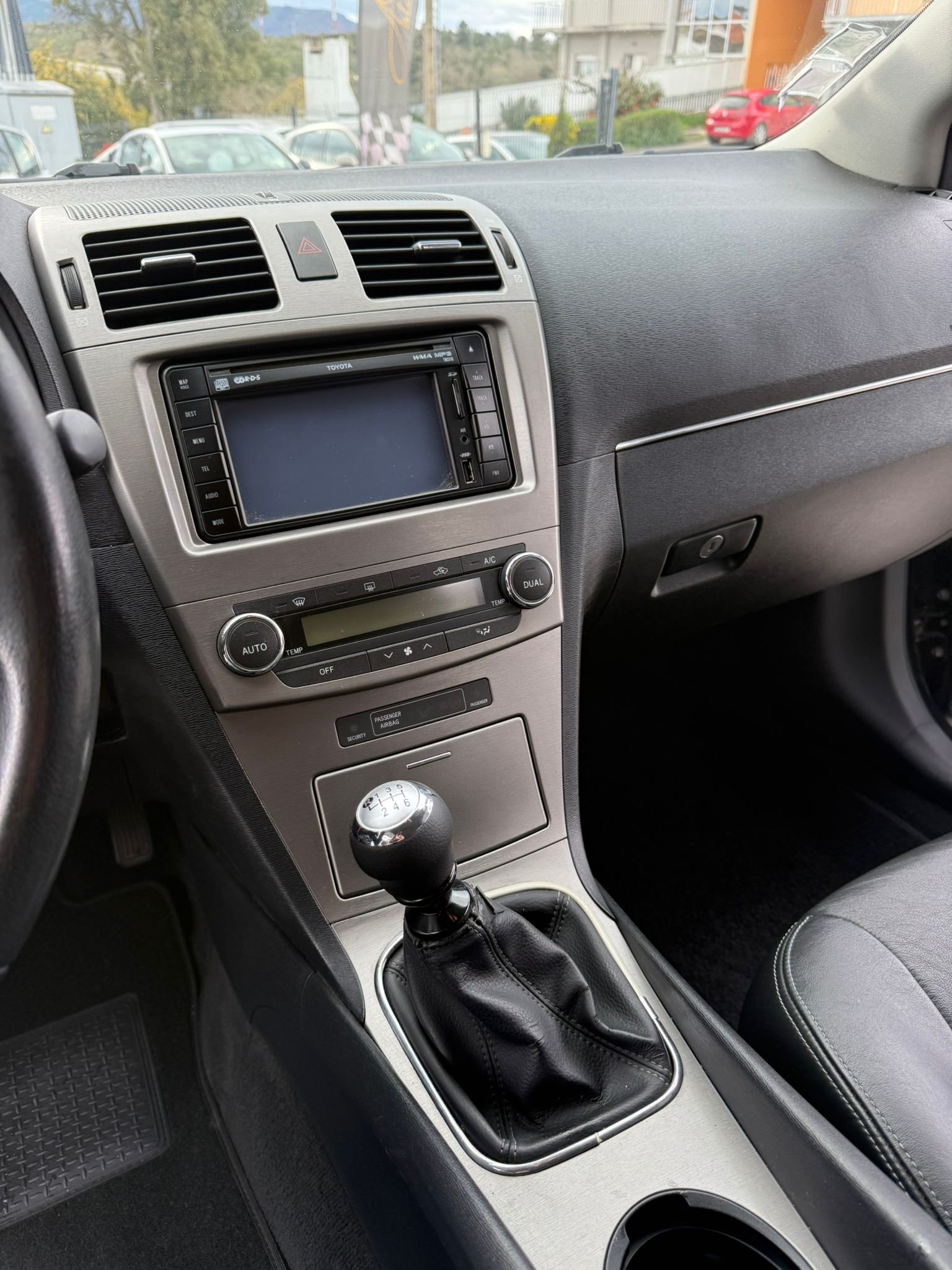 
								TOYOTA AVENSIS 2010 completo									