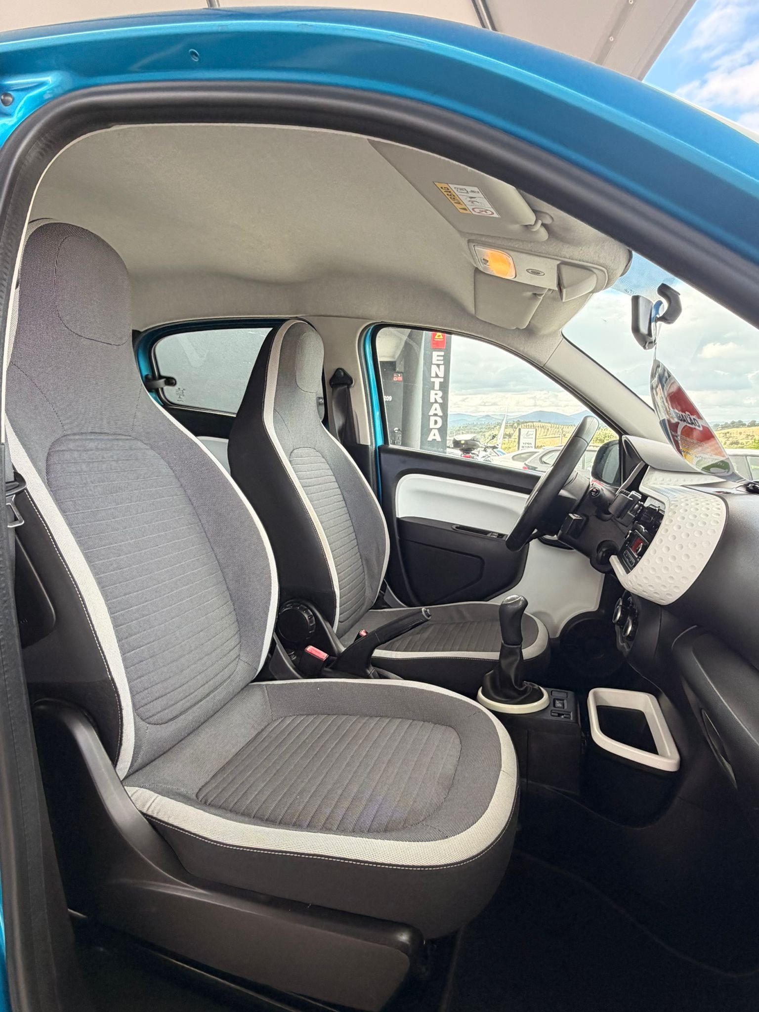 
								RENAULT TWINGO 2015 completo									