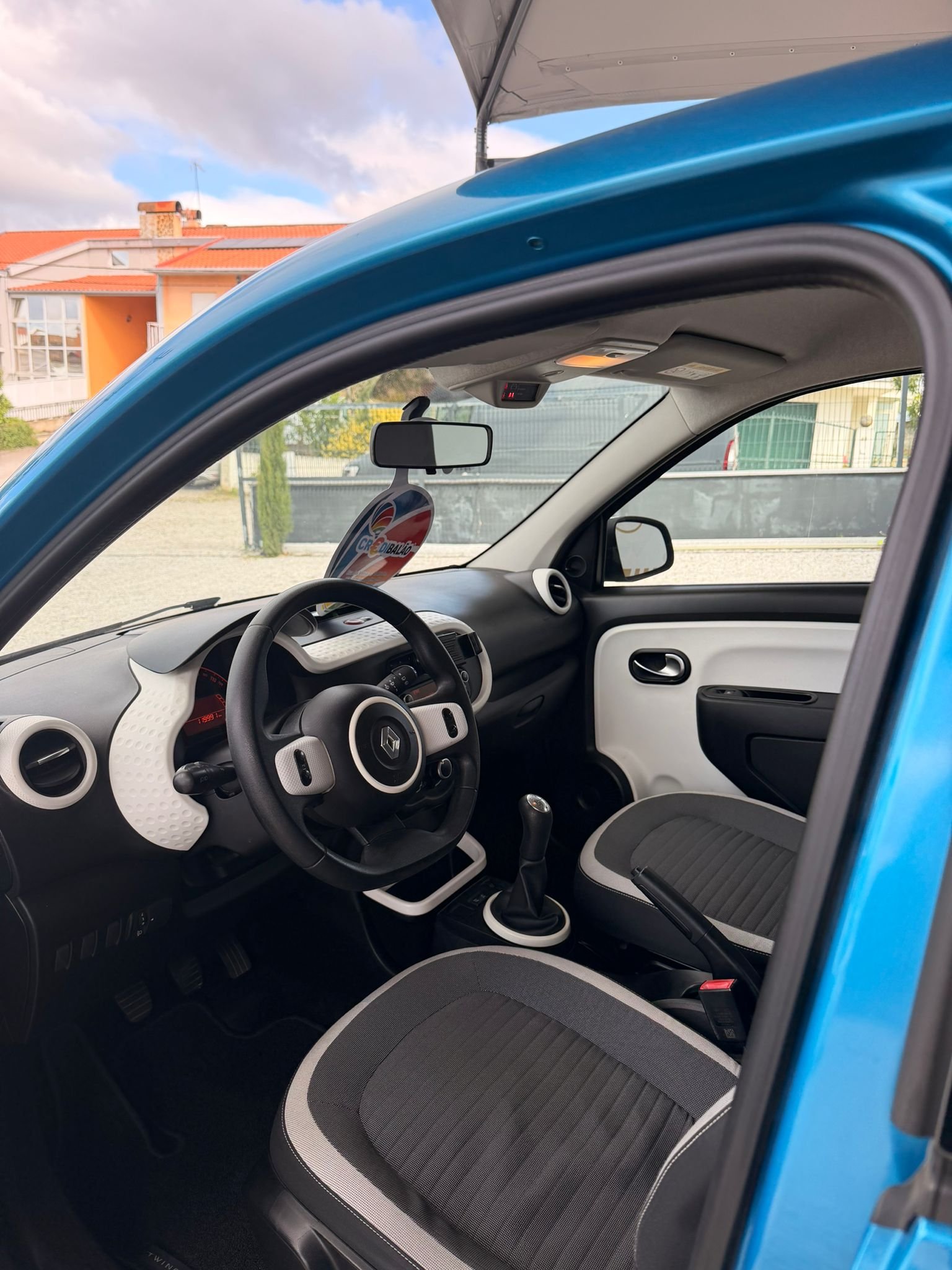 
								RENAULT TWINGO 2015 completo									