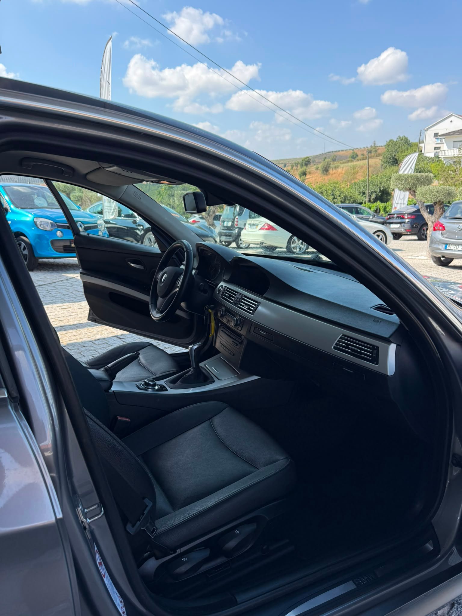 
								BMW 320D 2009 completo									