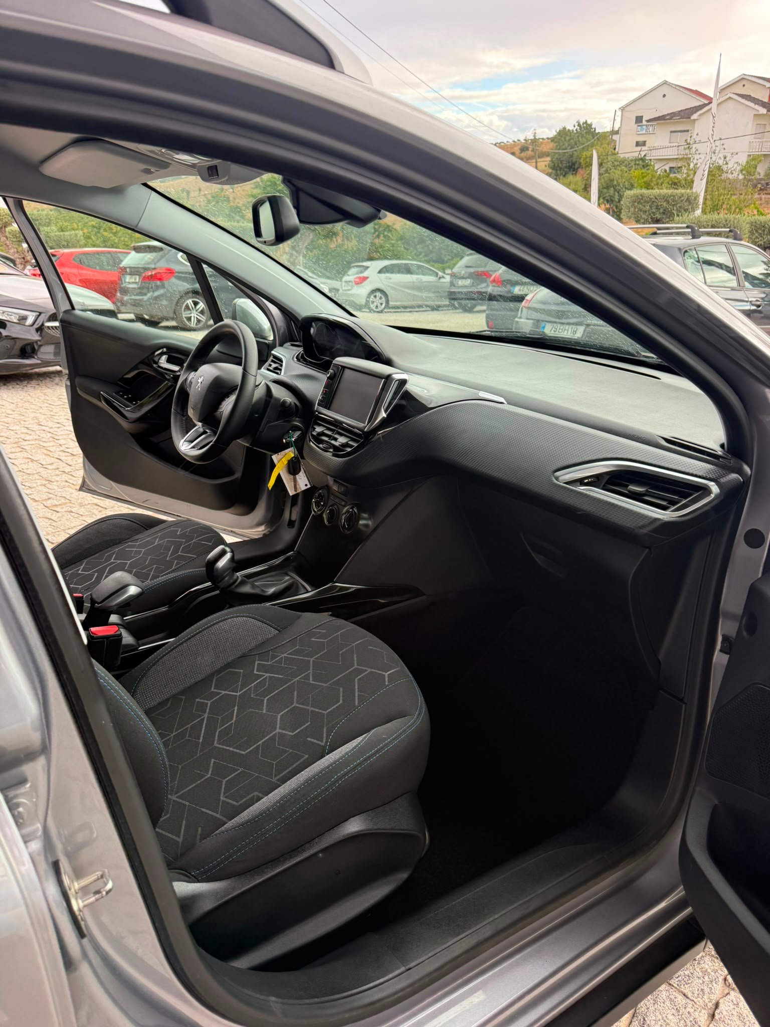 
								PEUGEOT 2008 2019 completo									