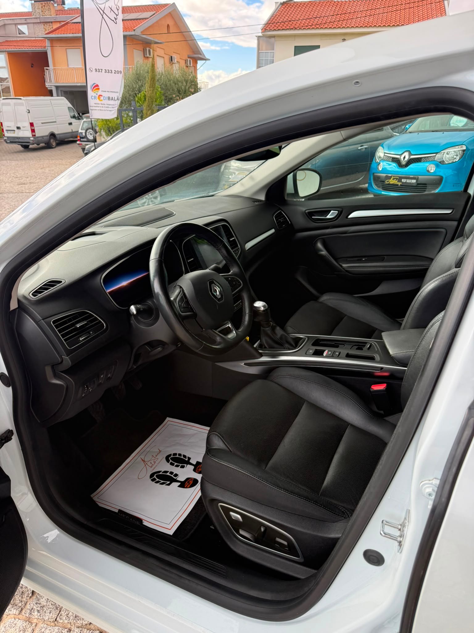 
								RENAULT MEGANE 2021 completo									